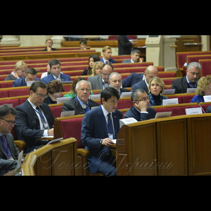 У Києві в приміщеннях Верховної Ради України проходить чергова Шоста сесія Парламентської Асамблеї ЄВРОНЕСТ, у якій беруть участь народні депутати України, європарламентарії та представники парламентів країн Східного Партнерства (Україна, Азербайджан, Вірменія, Грузія, Молдова). 
Плануються засідання чотирьох робочих комітетів (політичного, економічного, енергетичного та соціального) та проведення Жіночого форуму. Сесії ПА ЄВРОНЕСТ проходять почергово в приміщеннях Європарламенту і парламентах країн-партнерів. Нинішня сесія вперше проходитиме у Верховній Раді України.
На фото:
Засідання Комітету з політичних питань, прав людини та демократії, у президії Борис Тарасюк
