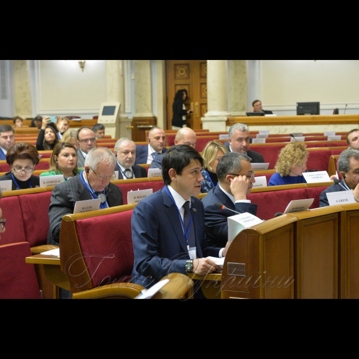 У Києві в приміщеннях Верховної Ради України проходить чергова Шоста сесія Парламентської Асамблеї ЄВРОНЕСТ, у якій беруть участь народні депутати України, європарламентарії та представники парламентів країн Східного Партнерства (Україна, Азербайджан, Вірменія, Грузія, Молдова). 
Плануються засідання чотирьох робочих комітетів (політичного, економічного, енергетичного та соціального) та проведення Жіночого форуму. Сесії ПА ЄВРОНЕСТ проходять почергово в приміщеннях Європарламенту і парламентах країн-партнерів. Нинішня сесія вперше проходитиме у Верховній Раді України.
На фото:
Засідання Комітету з політичних питань, прав людини та демократії, у президії Борис Тарасюк
