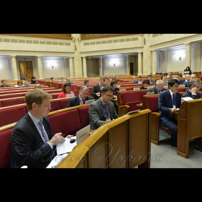 У Києві в приміщеннях Верховної Ради України проходить чергова Шоста сесія Парламентської Асамблеї ЄВРОНЕСТ, у якій беруть участь народні депутати України, європарламентарії та представники парламентів країн Східного Партнерства (Україна, Азербайджан, Вірменія, Грузія, Молдова). 
Плануються засідання чотирьох робочих комітетів (політичного, економічного, енергетичного та соціального) та проведення Жіночого форуму. Сесії ПА ЄВРОНЕСТ проходять почергово в приміщеннях Європарламенту і парламентах країн-партнерів. Нинішня сесія вперше проходитиме у Верховній Раді України.
На фото:
Засідання Комітету з політичних питань, прав людини та демократії, у президії Борис Тарасюк
