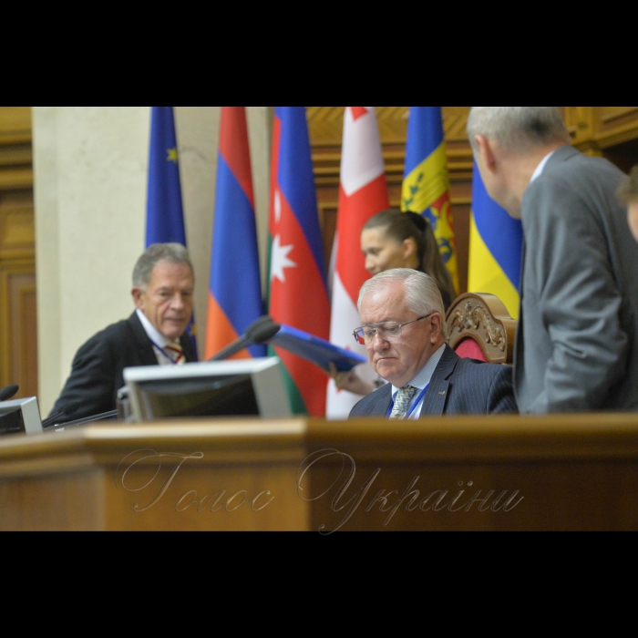 У Києві в приміщеннях Верховної Ради України проходить чергова Шоста сесія Парламентської Асамблеї ЄВРОНЕСТ, у якій беруть участь народні депутати України, європарламентарії та представники парламентів країн Східного Партнерства (Україна, Азербайджан, Вірменія, Грузія, Молдова). 
Плануються засідання чотирьох робочих комітетів (політичного, економічного, енергетичного та соціального) та проведення Жіночого форуму. Сесії ПА ЄВРОНЕСТ проходять почергово в приміщеннях Європарламенту і парламентах країн-партнерів. Нинішня сесія вперше проходитиме у Верховній Раді України.
На фото:
Засідання Комітету з політичних питань, прав людини та демократії, у президії Борис Тарасюк
