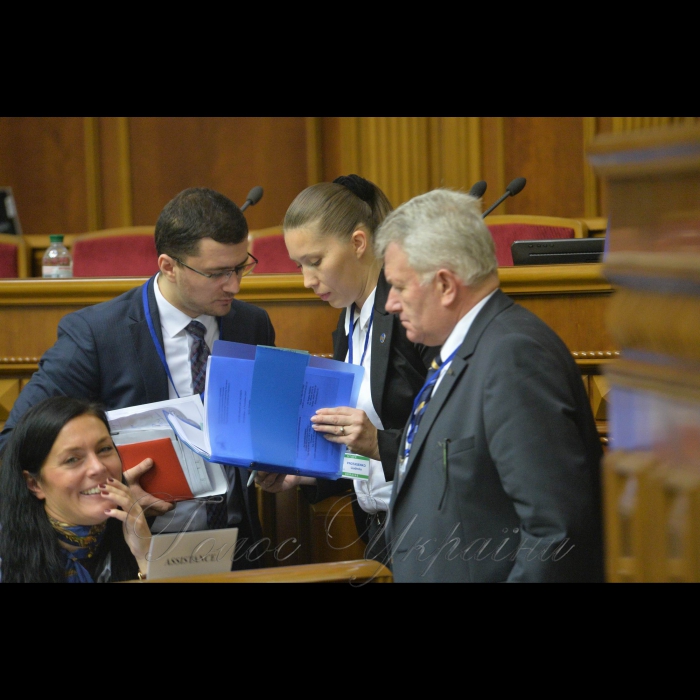 У Києві в приміщеннях Верховної Ради України проходить чергова Шоста сесія Парламентської Асамблеї ЄВРОНЕСТ, у якій беруть участь народні депутати України, європарламентарії та представники парламентів країн Східного Партнерства (Україна, Азербайджан, Вірменія, Грузія, Молдова). 
Плануються засідання чотирьох робочих комітетів (політичного, економічного, енергетичного та соціального) та проведення Жіночого форуму. Сесії ПА ЄВРОНЕСТ проходять почергово в приміщеннях Європарламенту і парламентах країн-партнерів. Нинішня сесія вперше проходитиме у Верховній Раді України.
На фото:
Засідання Комітету з політичних питань, прав людини та демократії, у президії Борис Тарасюк
