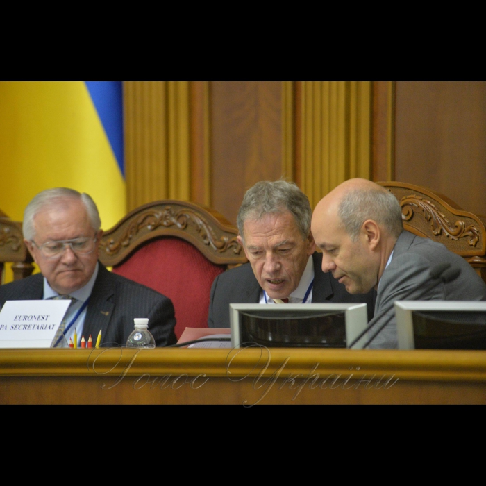 У Києві в приміщеннях Верховної Ради України проходить чергова Шоста сесія Парламентської Асамблеї ЄВРОНЕСТ, у якій беруть участь народні депутати України, європарламентарії та представники парламентів країн Східного Партнерства (Україна, Азербайджан, Вірменія, Грузія, Молдова). 
Плануються засідання чотирьох робочих комітетів (політичного, економічного, енергетичного та соціального) та проведення Жіночого форуму. Сесії ПА ЄВРОНЕСТ проходять почергово в приміщеннях Європарламенту і парламентах країн-партнерів. Нинішня сесія вперше проходитиме у Верховній Раді України.
На фото:
Засідання Комітету з політичних питань, прав людини та демократії, у президії Борис Тарасюк
