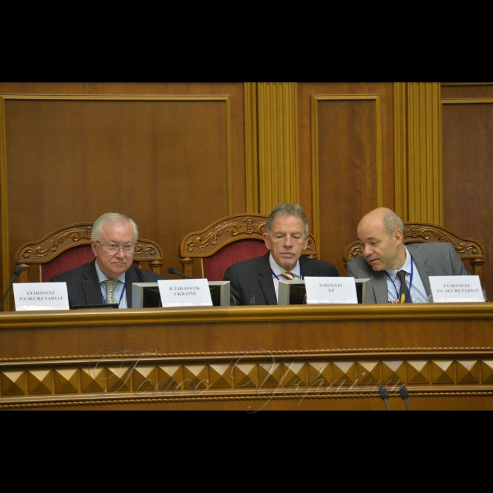 У Києві в приміщеннях Верховної Ради України проходить чергова Шоста сесія Парламентської Асамблеї ЄВРОНЕСТ, у якій беруть участь народні депутати України, європарламентарії та представники парламентів країн Східного Партнерства (Україна, Азербайджан, Вірменія, Грузія, Молдова). 
Плануються засідання чотирьох робочих комітетів (політичного, економічного, енергетичного та соціального) та проведення Жіночого форуму. Сесії ПА ЄВРОНЕСТ проходять почергово в приміщеннях Європарламенту і парламентах країн-партнерів. Нинішня сесія вперше проходитиме у Верховній Раді України.
На фото:
Засідання Комітету з політичних питань, прав людини та демократії, у президії Борис Тарасюк
