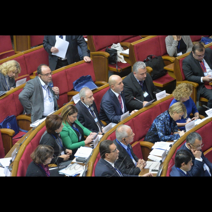 У Києві в приміщеннях Верховної Ради України проходить чергова Шоста сесія Парламентської Асамблеї ЄВРОНЕСТ, у якій беруть участь народні депутати України, європарламентарії та представники парламентів країн Східного Партнерства (Україна, Азербайджан, Вірменія, Грузія, Молдова). 
Плануються засідання чотирьох робочих комітетів (політичного, економічного, енергетичного та соціального) та проведення Жіночого форуму. Сесії ПА ЄВРОНЕСТ проходять почергово в приміщеннях Європарламенту і парламентах країн-партнерів. Нинішня сесія вперше проходитиме у Верховній Раді України.
На фото:
Засідання Комітету з політичних питань, прав людини та демократії, у президії Борис Тарасюк
