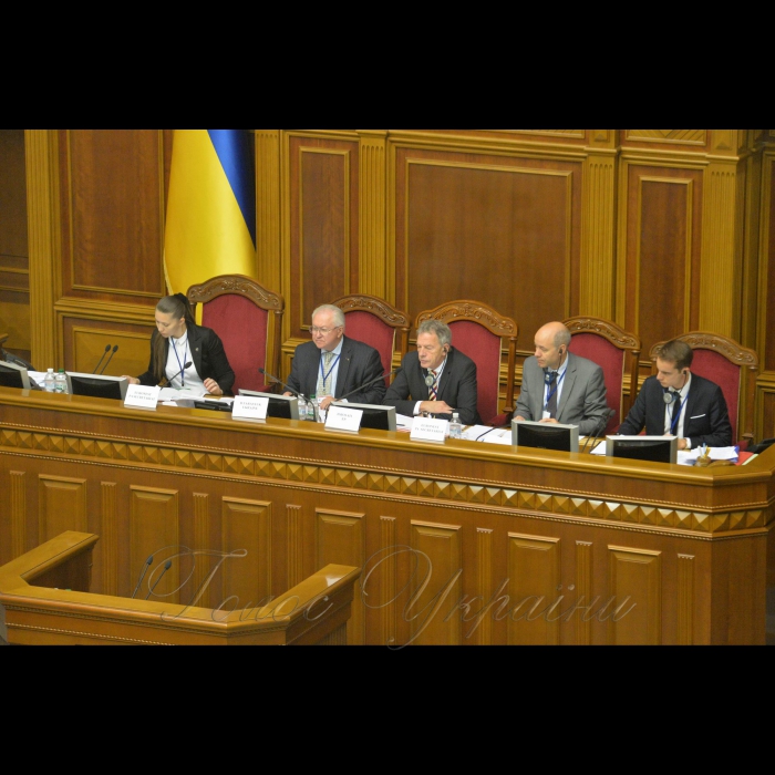 У Києві в приміщеннях Верховної Ради України проходить чергова Шоста сесія Парламентської Асамблеї ЄВРОНЕСТ, у якій беруть участь народні депутати України, європарламентарії та представники парламентів країн Східного Партнерства (Україна, Азербайджан, Вірменія, Грузія, Молдова). 
Плануються засідання чотирьох робочих комітетів (політичного, економічного, енергетичного та соціального) та проведення Жіночого форуму. Сесії ПА ЄВРОНЕСТ проходять почергово в приміщеннях Європарламенту і парламентах країн-партнерів. Нинішня сесія вперше проходитиме у Верховній Раді України.
На фото:
Засідання Комітету з політичних питань, прав людини та демократії, у президії Борис Тарасюк
