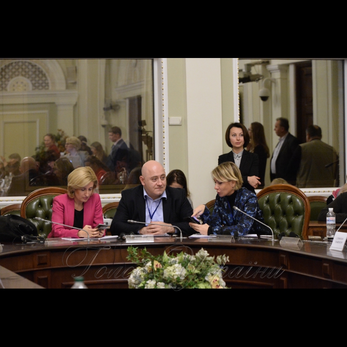 У рамках VI сесії ПА ЄВРОНЕСТ відбувся Жіночий Форум
Захід розпочався зі вступних промов координаторів Жіночого форуму ЄВРОНЕСТ депутата Європейського Парламенту Клер Муді та депутата національного парламенту Азербайджану Малахат Ібрагімгізі. 
Відбулася дискусія з керівником департаменту Східного партнерства Генерального директорату Єврокомісії (DG NEAR) Лоуренс Меридіт в рамках доповіді про гендерні перспективи в Загальному документі співробітників, який підготували HR/VP департаменти, а також Служба Єврокомісії щодо 20 показників до 2020 року.
