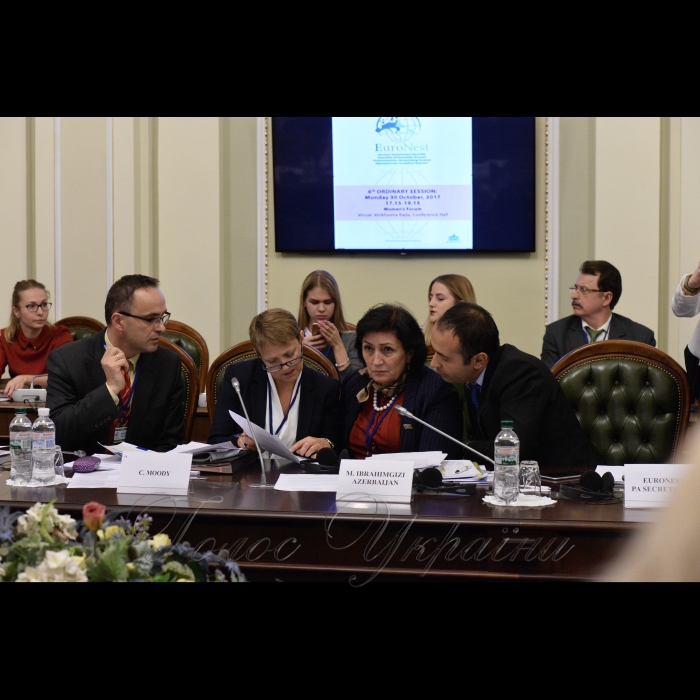 У рамках VI сесії ПА ЄВРОНЕСТ відбувся Жіночий Форум
Захід розпочався зі вступних промов координаторів Жіночого форуму ЄВРОНЕСТ депутата Європейського Парламенту Клер Муді та депутата національного парламенту Азербайджану Малахат Ібрагімгізі. 
Відбулася дискусія з керівником департаменту Східного партнерства Генерального директорату Єврокомісії (DG NEAR) Лоуренс Меридіт в рамках доповіді про гендерні перспективи в Загальному документі співробітників, який підготували HR/VP департаменти, а також Служба Єврокомісії щодо 20 показників до 2020 року.
