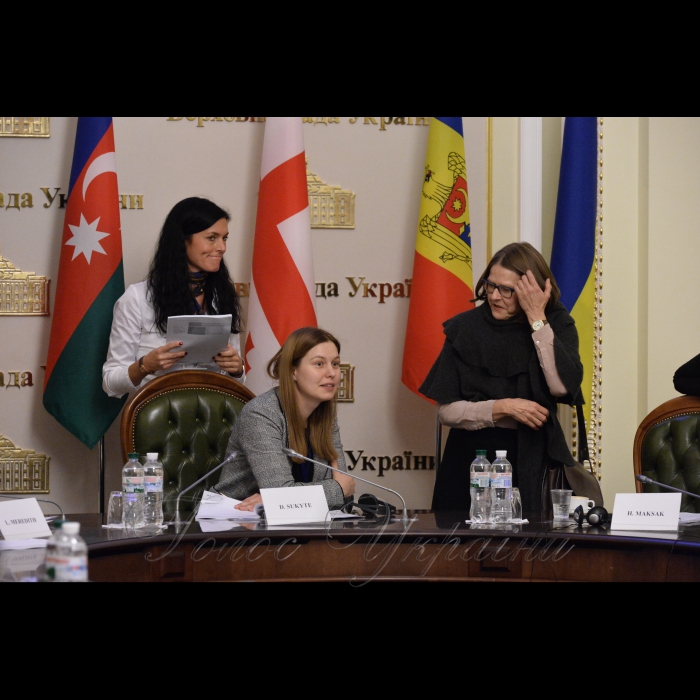 У рамках VI сесії ПА ЄВРОНЕСТ відбувся Жіночий Форум
Захід розпочався зі вступних промов координаторів Жіночого форуму ЄВРОНЕСТ депутата Європейського Парламенту Клер Муді та депутата національного парламенту Азербайджану Малахат Ібрагімгізі. 
Відбулася дискусія з керівником департаменту Східного партнерства Генерального директорату Єврокомісії (DG NEAR) Лоуренс Меридіт в рамках доповіді про гендерні перспективи в Загальному документі співробітників, який підготували HR/VP департаменти, а також Служба Єврокомісії щодо 20 показників до 2020 року.
