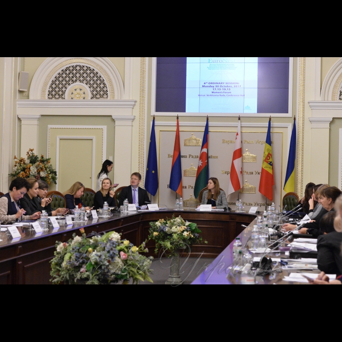 У рамках VI сесії ПА ЄВРОНЕСТ відбувся Жіночий Форум
Захід розпочався зі вступних промов координаторів Жіночого форуму ЄВРОНЕСТ депутата Європейського Парламенту Клер Муді та депутата національного парламенту Азербайджану Малахат Ібрагімгізі. 
Відбулася дискусія з керівником департаменту Східного партнерства Генерального директорату Єврокомісії (DG NEAR) Лоуренс Меридіт в рамках доповіді про гендерні перспективи в Загальному документі співробітників, який підготували HR/VP департаменти, а також Служба Єврокомісії щодо 20 показників до 2020 року.
