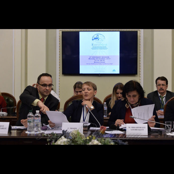 У рамках VI сесії ПА ЄВРОНЕСТ відбувся Жіночий Форум
Захід розпочався зі вступних промов координаторів Жіночого форуму ЄВРОНЕСТ депутата Європейського Парламенту Клер Муді та депутата національного парламенту Азербайджану Малахат Ібрагімгізі. 
Відбулася дискусія з керівником департаменту Східного партнерства Генерального директорату Єврокомісії (DG NEAR) Лоуренс Меридіт в рамках доповіді про гендерні перспективи в Загальному документі співробітників, який підготували HR/VP департаменти, а також Служба Єврокомісії щодо 20 показників до 2020 року.
