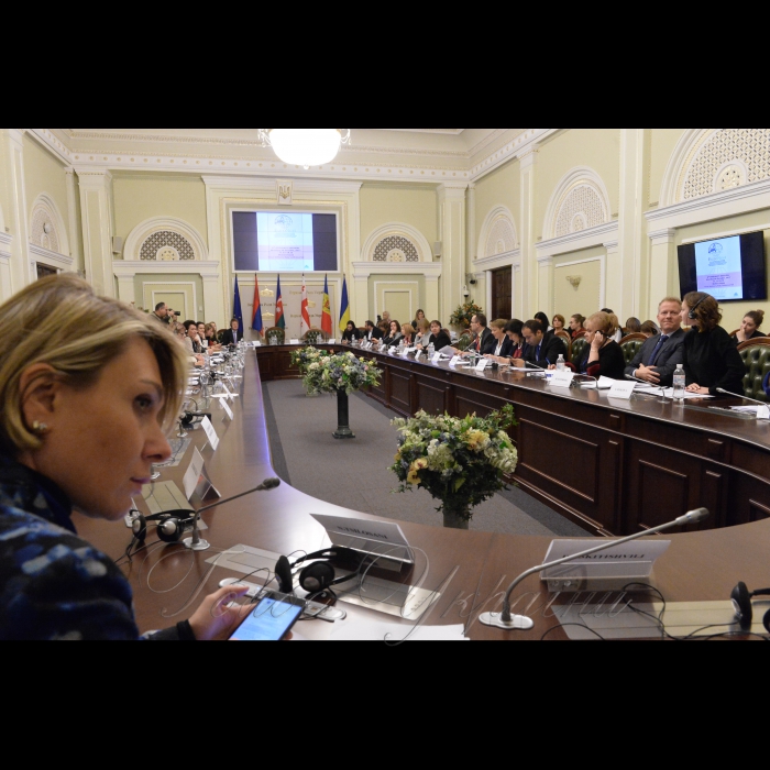 У рамках VI сесії ПА ЄВРОНЕСТ відбувся Жіночий Форум
Захід розпочався зі вступних промов координаторів Жіночого форуму ЄВРОНЕСТ депутата Європейського Парламенту Клер Муді та депутата національного парламенту Азербайджану Малахат Ібрагімгізі. 
Відбулася дискусія з керівником департаменту Східного партнерства Генерального директорату Єврокомісії (DG NEAR) Лоуренс Меридіт в рамках доповіді про гендерні перспективи в Загальному документі співробітників, який підготували HR/VP департаменти, а також Служба Єврокомісії щодо 20 показників до 2020 року.
