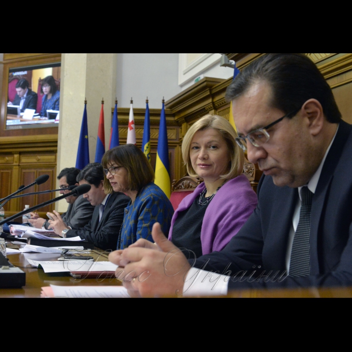 У Верховній Раді проходить пленарне засідання VI сесії Парламентської асамблеї ЄВРОНЕСТ, присвячене питанням кібербезпеки. Р. Хармс, Ірина Геращенко, М. Лупу