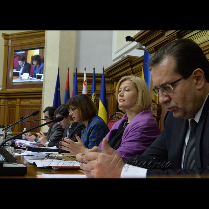 У Верховній Раді проходить пленарне засідання VI сесії Парламентської асамблеї ЄВРОНЕСТ, присвячене питанням кібербезпеки. Р. Хармс, Ірина Геращенко, М. Лупу
