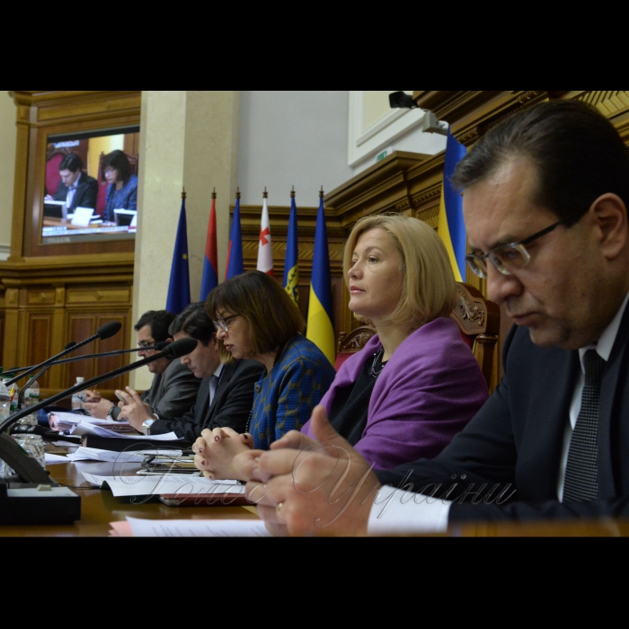 У Верховній Раді проходить пленарне засідання VI сесії Парламентської асамблеї ЄВРОНЕСТ, присвячене питанням кібербезпеки. Р. Хармс, Ірина Геращенко, М. Лупу