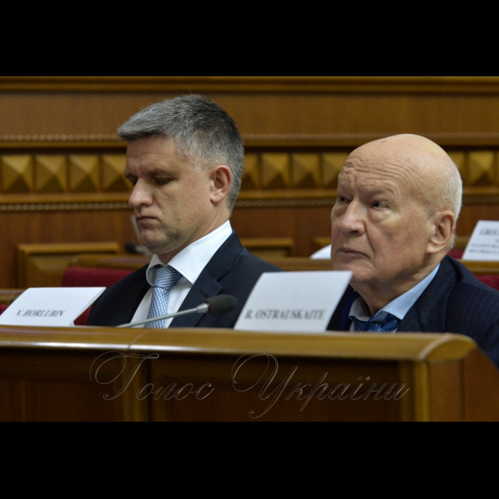У Верховній Раді проходить пленарне засідання VI сесії Парламентської асамблеї ЄВРОНЕСТ, присвячене питанням кібербезпеки. Дмитро Шимків, заступник Глави Адміністрації Президента, Володимир Горбулін директор Національного інституту стратегічних досліджень
