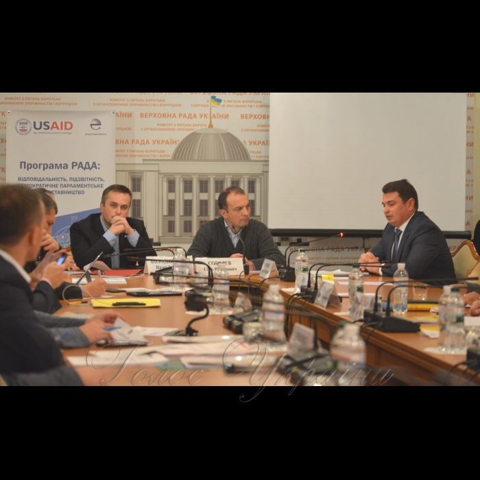 Слухання та обговорення звіту директора Національного антикорупційного бюро України Ситника А.С. з основних питань діяльності Національного бюро, виконання покладених завдань, додержання законодавства, прав і свобод осіб (звіт за перше півріччя 2017 року) на засіданні Комітетут з питань запобігання та протидії корупції. Заступник Генерального прокурора України - керівник Спеціалізованої антикорупційної прокуратури Назар Холодницький, голова Комітету Верховної Ради України з питань запобігання і протидії корупції Єгор Соболєв, директор Національного антикорупційного бюро України Артем Ситник      
