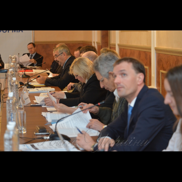 Програма USAID РАДА організовує круглий стіл на тему «Проблема процедури голосування: кворум та статус законів», що відбувається в рамках проведення 10 регламентних дискусій, метою яких є сприяння імплементації парламентської реформи.

Дискусія буде охоплювати наступні питання:
а) ризики і переваги запровадження голосування простою більшістю;
б) запровадження системи голосування за звичайні закони простою більшістю та абсолютною більшістю за особливі (Рекомендація №13 Дорожньої Карти щодо внутрішньої реформи та підвищення інституційної спроможності Верховної Ради України):
- питання кворуму прийняття таких рішень.
