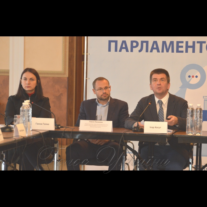 Програма USAID РАДА організовує круглий стіл на тему «Проблема процедури голосування: кворум та статус законів», що відбувається в рамках проведення 10 регламентних дискусій, метою яких є сприяння імплементації парламентської реформи.

Дискусія буде охоплювати наступні питання:
а) ризики і переваги запровадження голосування простою більшістю;
б) запровадження системи голосування за звичайні закони простою більшістю та абсолютною більшістю за особливі (Рекомендація №13 Дорожньої Карти щодо внутрішньої реформи та підвищення інституційної спроможності Верховної Ради України):
- питання кворуму прийняття таких рішень. Голова Комітету Верховної Ради України у закордонних справах Ганна Гопко, перший заступник голови Комітету Верховної Ради України з питань Регламенту та організації роботи Верховної Ради України Павло Пинзеник, директор Програми USAID РАДА, модератор Ігор Когут
