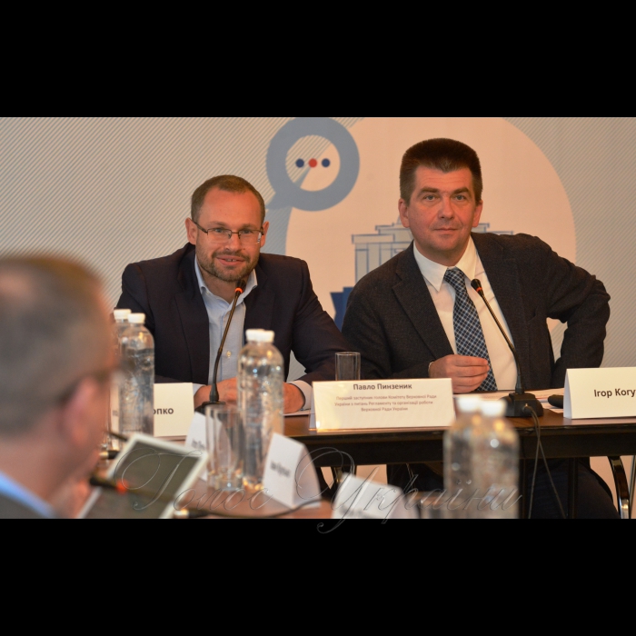 Програма USAID РАДА організовує круглий стіл на тему «Проблема процедури голосування: кворум та статус законів», що відбувається в рамках проведення 10 регламентних дискусій, метою яких є сприяння імплементації парламентської реформи.

Дискусія буде охоплювати наступні питання:
а) ризики і переваги запровадження голосування простою більшістю;
б) запровадження системи голосування за звичайні закони простою більшістю та абсолютною більшістю за особливі (Рекомендація №13 Дорожньої Карти щодо внутрішньої реформи та підвищення інституційної спроможності Верховної Ради України):
- питання кворуму прийняття таких рішень. Перший заступник голови Комітету Верховної Ради України з питань Регламенту та організації роботи Верховної Ради України Павло Пинзеник, директор Програми USAID РАДА, модератор Ігор Когут
