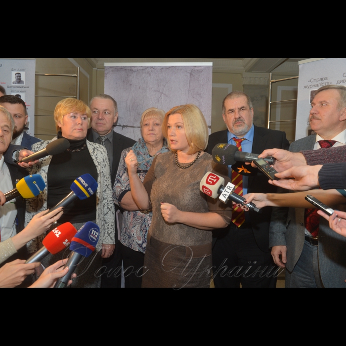 Презентація у Верховній Раді України експозиції виставки «Бранці Кремля, або випробування Росією»

За підтримки Першого заступника Голови Верховної Ради України Ірини Геращенко, в кулуарах І-го поверху будинку Верховної Ради України відкрито виставку-присвяту всім бранцям Кремля.

 Ініціатором організації тематичної експозиції став колишній політичний в’язень, радник Міністра закордонних справ України з питань політичних в’язнів Геннадій Афанасьєв. Експозиція має на меті якомога ширше інформувати суспільство про проблеми політичних бранців, деталізувати увагу на неможливості отримання у російських тюрмах як правового захисту, так і можливості забезпечити реалізацію своїх прав та свобод, підтримати здоров’я та моральний стан. 

У рамках виставки представлені інформаційні та презентаційні матеріали з історією сфабрикованих політичних справ. Також буде забезпечено відеосупровід заходу з показом короткометражних роликів про долю бранців.   
