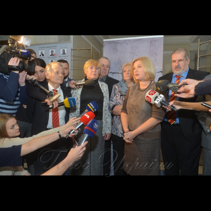 Презентація у Верховній Раді України експозиції виставки «Бранці Кремля, або випробування Росією»

За підтримки Першого заступника Голови Верховної Ради України Ірини Геращенко, в кулуарах І-го поверху будинку Верховної Ради України відкрито виставку-присвяту всім бранцям Кремля.

 Ініціатором організації тематичної експозиції став колишній політичний в’язень, радник Міністра закордонних справ України з питань політичних в’язнів Геннадій Афанасьєв. Експозиція має на меті якомога ширше інформувати суспільство про проблеми політичних бранців, деталізувати увагу на неможливості отримання у російських тюрмах як правового захисту, так і можливості забезпечити реалізацію своїх прав та свобод, підтримати здоров’я та моральний стан. 

У рамках виставки представлені інформаційні та презентаційні матеріали з історією сфабрикованих політичних справ. Також буде забезпечено відеосупровід заходу з показом короткометражних роликів про долю бранців.  Мустафа Джемілєв, Ірина Геращенко, Рефат Чубаров  
