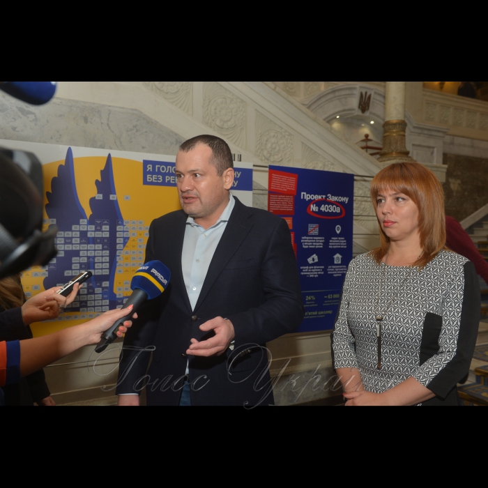 У Верховній Раді України презентовано законопроект про заборону реклами тютюну. Н. д. Артур Палатний, Наталія Веселова