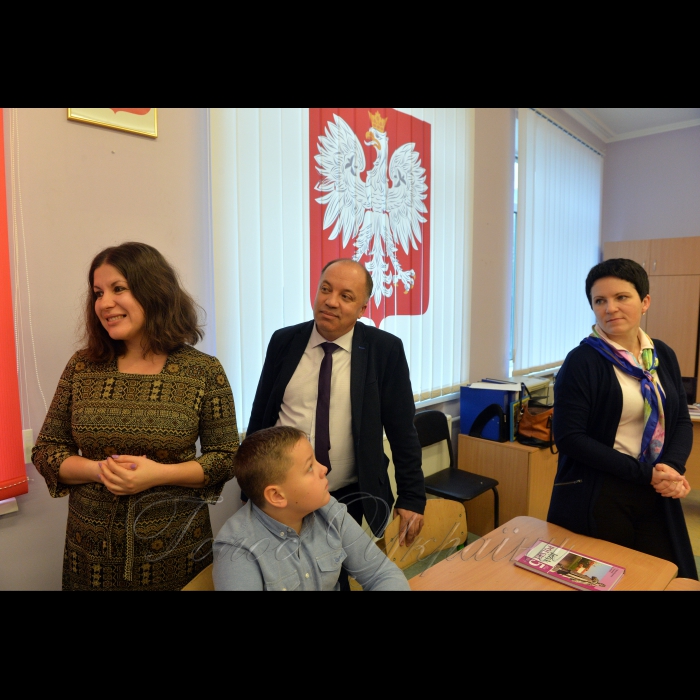 Школа №23 міста Києва. Вчителька української і польської мови Ліна Ляпіна, директор Олександр Ігнатов, заступник директора Ганна Долматова