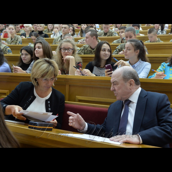 На Першому каналі Українського радіо почалась годинна програма присвячена радіодиктанту національної єдності. О 12.30 прозвучав текст диктанту, який читав доцент Київського університету ім. Б. Грінченка, автор підручників і посібників із української мови  Олександр Авраменко. У цей час митці, школярі та студенти писали радіодиктант в Червоному корпусі Київського національного університету імені Тараса Шевченка в аудиторії імені Михайла Максимовича. Богомолець, Губерський