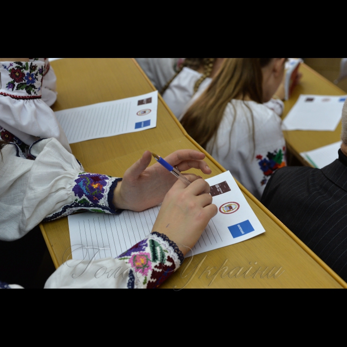 На Першому каналі Українського радіо почалась годинна програма присвячена радіодиктанту національної єдності. О 12.30 прозвучав текст диктанту, який читав доцент Київського університету ім. Б. Грінченка, автор підручників і посібників із української мови  Олександр Авраменко. У цей час митці, школярі та студенти писали радіодиктант в Червоному корпусі Київського національного університету імені Тараса Шевченка в аудиторії імені Михайла Максимовича.