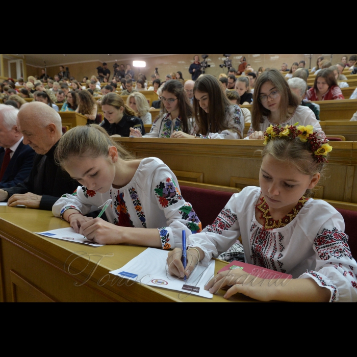 На Першому каналі Українського радіо почалась годинна програма присвячена радіодиктанту національної єдності. О 12.30 прозвучав текст диктанту, який читав доцент Київського університету ім. Б. Грінченка, автор підручників і посібників із української мови  Олександр Авраменко. У цей час митці, школярі та студенти писали радіодиктант в Червоному корпусі Київського національного університету імені Тараса Шевченка в аудиторії імені Михайла Максимовича.