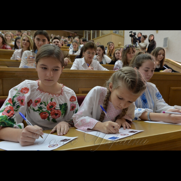 На Першому каналі Українського радіо почалась годинна програма присвячена радіодиктанту національної єдності. О 12.30 прозвучав текст диктанту, який читав доцент Київського університету ім. Б. Грінченка, автор підручників і посібників із української мови  Олександр Авраменко. У цей час митці, школярі та студенти писали радіодиктант в Червоному корпусі Київського національного університету імені Тараса Шевченка в аудиторії імені Михайла Максимовича.