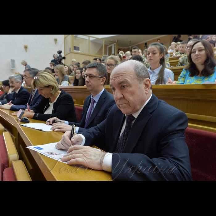 На Першому каналі Українського радіо почалась годинна програма присвячена радіодиктанту національної єдності. О 12.30 прозвучав текст диктанту, який читав доцент Київського університету ім. Б. Грінченка, автор підручників і посібників із української мови  Олександр Авраменко. У цей час митці, школярі та студенти писали радіодиктант в Червоному корпусі Київського національного університету імені Тараса Шевченка в аудиторії імені Михайла Максимовича. Богомолець, Кириленко В., Губерський