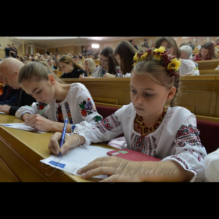 На Першому каналі Українського радіо почалась годинна програма присвячена радіодиктанту національної єдності. О 12.30 прозвучав текст диктанту, який читав доцент Київського університету ім. Б. Грінченка, автор підручників і посібників із української мови  Олександр Авраменко. У цей час митці, школярі та студенти писали радіодиктант в Червоному корпусі Київського національного університету імені Тараса Шевченка в аудиторії імені Михайла Максимовича.