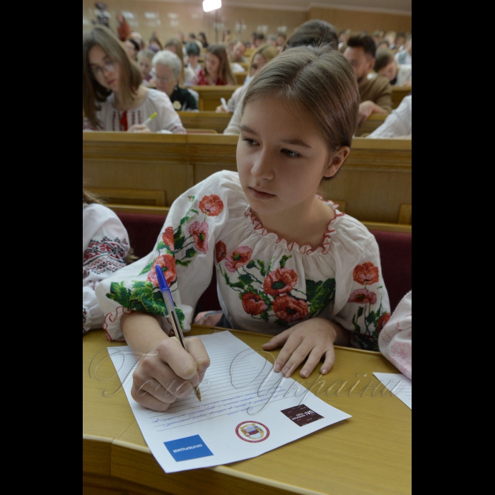 На Першому каналі Українського радіо почалась годинна програма присвячена радіодиктанту національної єдності. О 12.30 прозвучав текст диктанту, який читав доцент Київського університету ім. Б. Грінченка, автор підручників і посібників із української мови  Олександр Авраменко. У цей час митці, школярі та студенти писали радіодиктант в Червоному корпусі Київського національного університету імені Тараса Шевченка в аудиторії імені Михайла Максимовича.