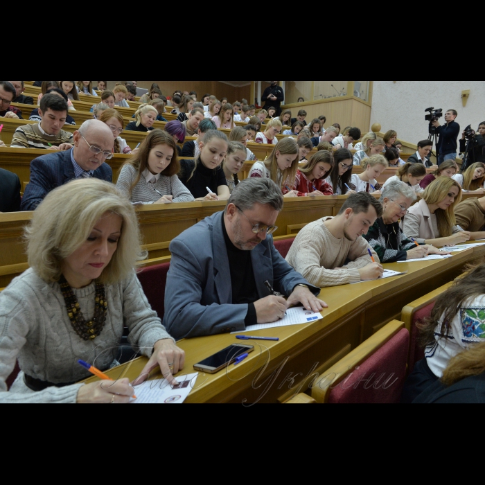 На Першому каналі Українського радіо почалась годинна програма присвячена радіодиктанту національної єдності. О 12.30 прозвучав текст диктанту, який читав доцент Київського університету ім. Б. Грінченка, автор підручників і посібників із української мови  Олександр Авраменко. У цей час митці, школярі та студенти писали радіодиктант в Червоному корпусі Київського національного університету імені Тараса Шевченка в аудиторії імені Михайла Максимовича.
