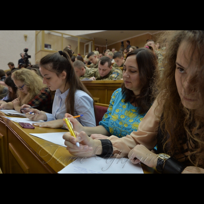 На Першому каналі Українського радіо почалась годинна програма присвячена радіодиктанту національної єдності. О 12.30 прозвучав текст диктанту, який читав доцент Київського університету ім. Б. Грінченка, автор підручників і посібників із української мови  Олександр Авраменко. У цей час митці, школярі та студенти писали радіодиктант в Червоному корпусі Київського національного університету імені Тараса Шевченка в аудиторії імені Михайла Максимовича.
