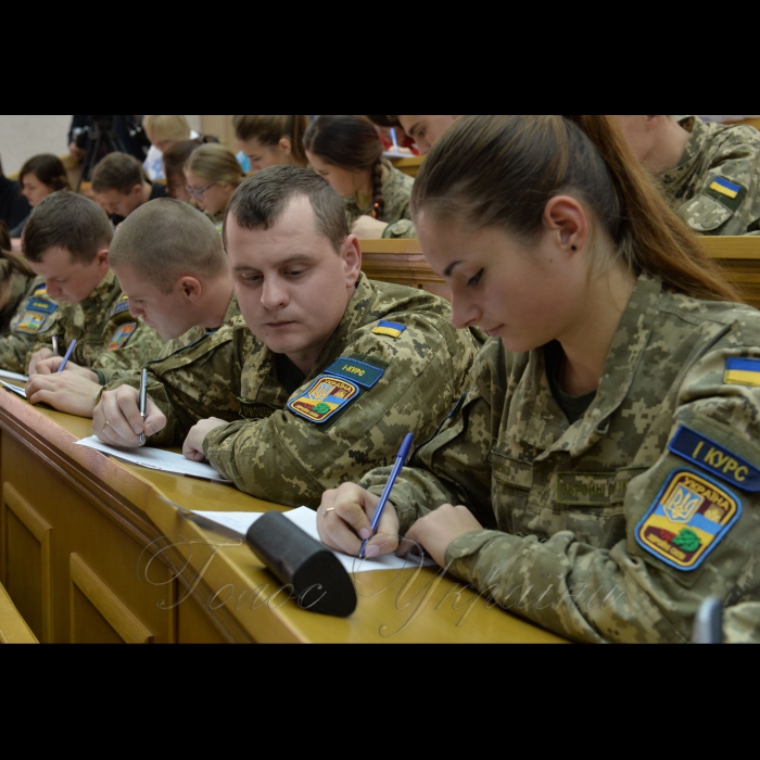 На Першому каналі Українського радіо почалась годинна програма присвячена радіодиктанту національної єдності. О 12.30 прозвучав текст диктанту, який читав доцент Київського університету ім. Б. Грінченка, автор підручників і посібників із української мови  Олександр Авраменко. У цей час митці, школярі та студенти писали радіодиктант в Червоному корпусі Київського національного університету імені Тараса Шевченка в аудиторії імені Михайла Максимовича.