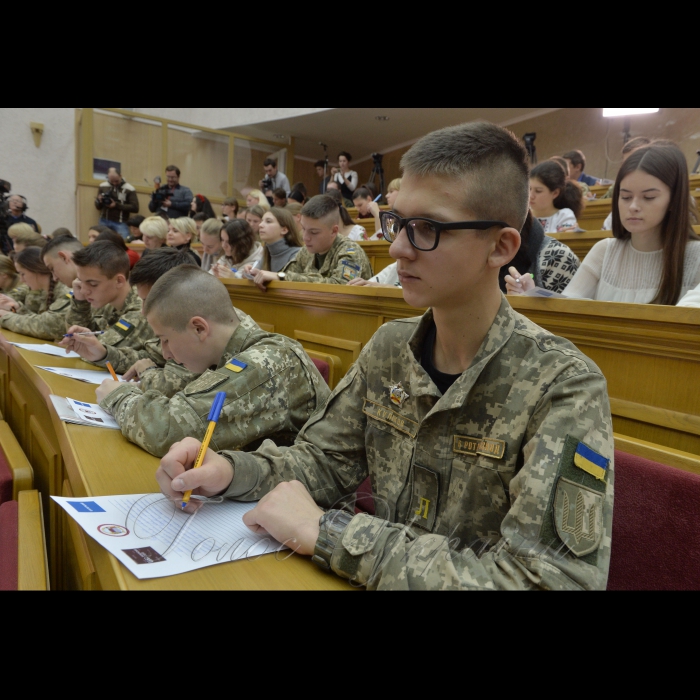 На Першому каналі Українського радіо почалась годинна програма присвячена радіодиктанту національної єдності. О 12.30 прозвучав текст диктанту, який читав доцент Київського університету ім. Б. Грінченка, автор підручників і посібників із української мови  Олександр Авраменко. У цей час митці, школярі та студенти писали радіодиктант в Червоному корпусі Київського національного університету імені Тараса Шевченка в аудиторії імені Михайла Максимовича.