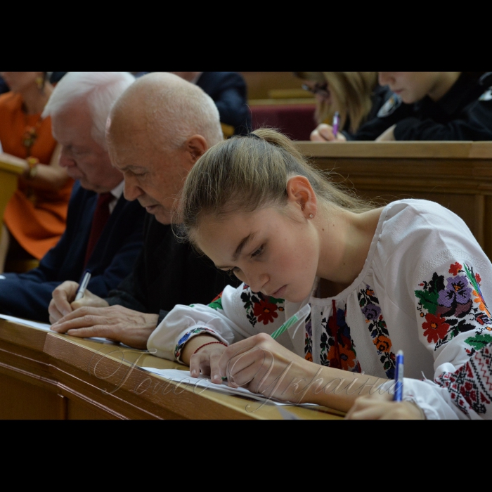 На Першому каналі Українського радіо почалась годинна програма присвячена радіодиктанту національної єдності. О 12.30 прозвучав текст диктанту, який читав доцент Київського університету ім. Б. Грінченка, автор підручників і посібників із української мови  Олександр Авраменко. У цей час митці, школярі та студенти писали радіодиктант в Червоному корпусі Київського національного університету імені Тараса Шевченка в аудиторії імені Михайла Максимовича.