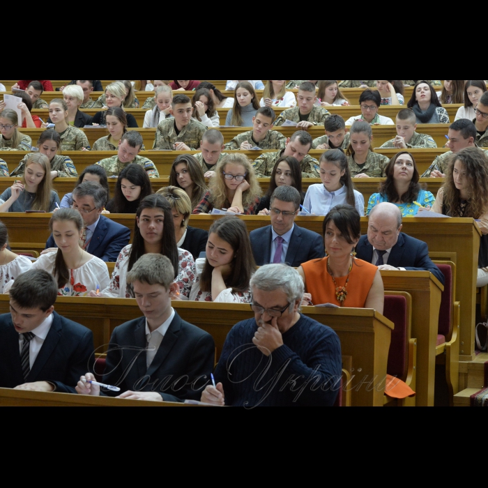 На Першому каналі Українського радіо почалась годинна програма присвячена радіодиктанту національної єдності. О 12.30 прозвучав текст диктанту, який читав доцент Київського університету ім. Б. Грінченка, автор підручників і посібників із української мови  Олександр Авраменко. У цей час митці, школярі та студенти писали радіодиктант в Червоному корпусі Київського національного університету імені Тараса Шевченка в аудиторії імені Михайла Максимовича. Шкляр