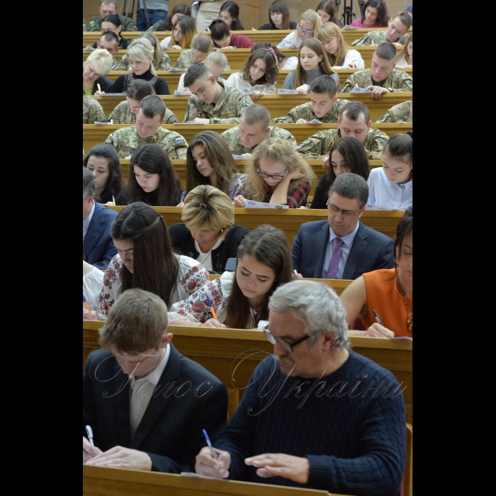 На Першому каналі Українського радіо почалась годинна програма присвячена радіодиктанту національної єдності. О 12.30 прозвучав текст диктанту, який читав доцент Київського університету ім. Б. Грінченка, автор підручників і посібників із української мови  Олександр Авраменко. У цей час митці, школярі та студенти писали радіодиктант в Червоному корпусі Київського національного університету імені Тараса Шевченка в аудиторії імені Михайла Максимовича. Шкляр