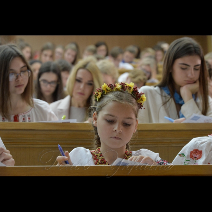На Першому каналі Українського радіо почалась годинна програма присвячена радіодиктанту національної єдності. О 12.30 прозвучав текст диктанту, який читав доцент Київського університету ім. Б. Грінченка, автор підручників і посібників із української мови  Олександр Авраменко. У цей час митці, школярі та студенти писали радіодиктант в Червоному корпусі Київського національного університету імені Тараса Шевченка в аудиторії імені Михайла Максимовича.