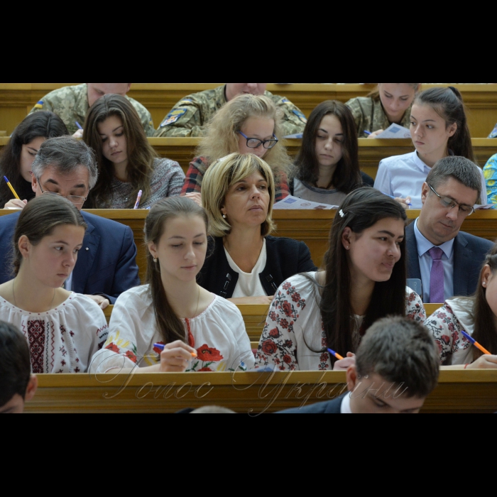 На Першому каналі Українського радіо почалась годинна програма присвячена радіодиктанту національної єдності. О 12.30 прозвучав текст диктанту, який читав доцент Київського університету ім. Б. Грінченка, автор підручників і посібників із української мови  Олександр Авраменко. У цей час митці, школярі та студенти писали радіодиктант в Червоному корпусі Київського національного університету імені Тараса Шевченка в аудиторії імені Михайла Максимовича. Богомолець, Кириленко В.