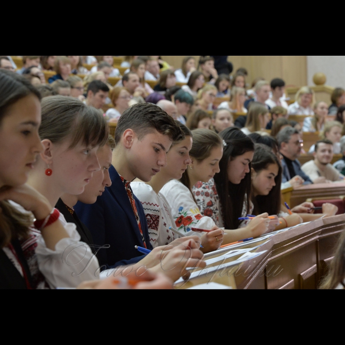 На Першому каналі Українського радіо почалась годинна програма присвячена радіодиктанту національної єдності. О 12.30 прозвучав текст диктанту, який читав доцент Київського університету ім. Б. Грінченка, автор підручників і посібників із української мови  Олександр Авраменко. У цей час митці, школярі та студенти писали радіодиктант в Червоному корпусі Київського національного університету імені Тараса Шевченка в аудиторії імені Михайла Максимовича.