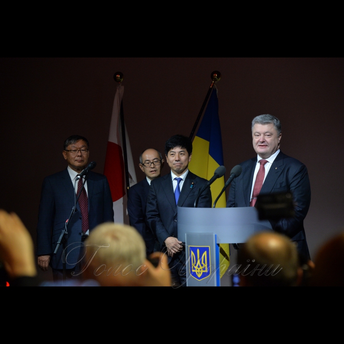 Київ. Виставка «Уявний путівник: Японія» в Мистецькому Арсеналі
«Сьогодні маю велику честь відкрити виставку «Уявний путівник: Японія», яка представить українському глядачеві традиційне та сучасне мистецтво Японії. Відкриває для українців таку красиву і таку улюблену країну, як Японія. Ця подія вінчає собою Рік Японії в Україні», - сказав Президент Петро Порошенко під час урочистої церемонії.
Петро Порошенко нагадав, що ідея подібного масштабного проекту – проведення як виставки, так Року Японії в Україні, виникла у квітні минулого року під час його офіційного візиту у Токіо. Він зауважив, що тоді відбулись надзвичайно ефективні переговори з Прем’єр-міністром Сіндзо Абе і було досягнуто домовленостей про економічні, соціальні зв’язки, а також домовленості про культурні події, які мають відбуватись цього року.
