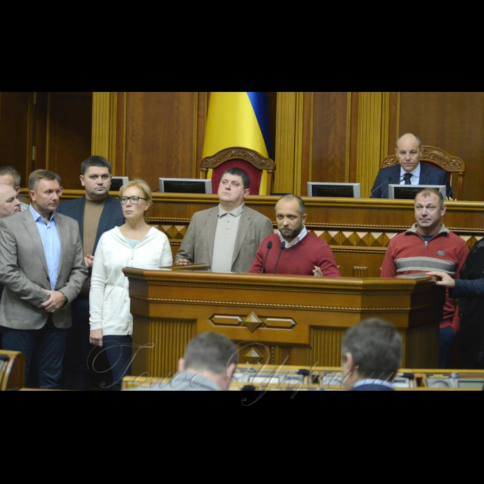 Пленарне засідання Верховної Ради України. Відбулася «година запитань до Уряду». Заява фракції НФ про розкрадання землі. А.Парубій надав слово представнику фракцій «Блок Петра Порошенка» і «Народний фронт», які попросили слово для заяви. Народний депутат Максим Поляков у виступі від фракцій оприлюднив факти розкрадання землі в Обухівському районі Київської області високопосадовцями. Денісова, Бурбак , Парубій