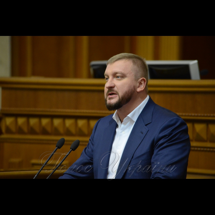 Пленарне засідання Верховної Ради України. Відбулася «година запитань до Уряду». Міністр юстиції Павло Петренко. Головуючий надав слово для виступу Міністру юстиції Павлу Петренку, який привернув увагу до того, що хвилює мільйони українських громадян –майбутнє їх дітей. Міністр представив законопроект про посилення відповідальності за несплату аліментів.