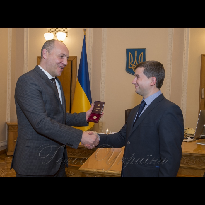 Народному депутату України Андрію Помазанову голова Верховної Ради України Андрій Парубій вручив нагрудну відзнаку та посвідчення до почесного звання «Заслужений юрист України»