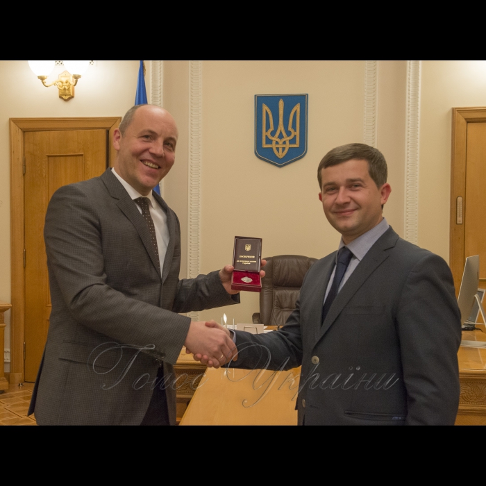 Народному депутату України Андрію Помазанову голова Верховної Ради України Андрій Парубій вручив нагрудну відзнаку та посвідчення до почесного звання «Заслужений юрист України»