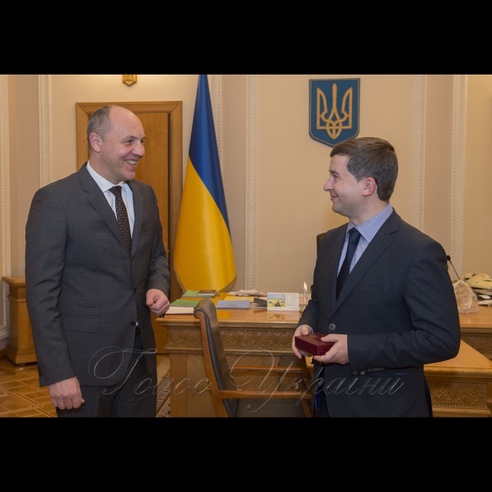Народному депутату України Андрію Помазанову голова Верховної Ради України Андрій Парубій вручив нагрудну відзнаку та посвідчення до почесного звання «Заслужений юрист України»